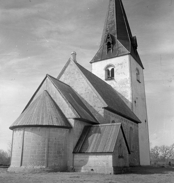 Fardhems kyrka från nordöst