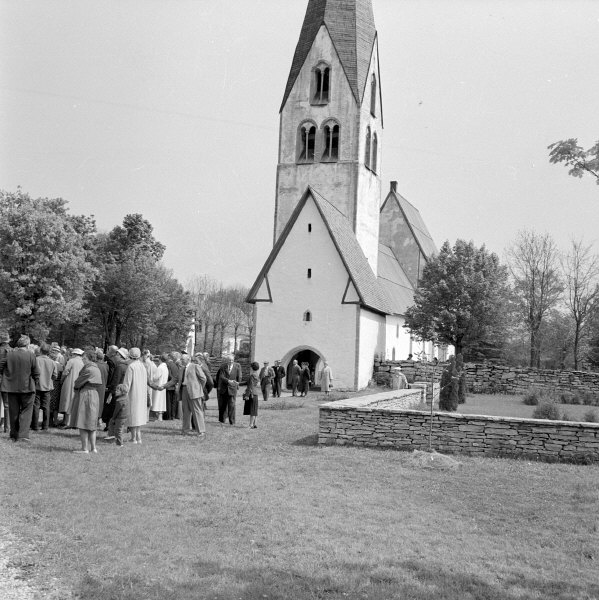 Garde kyrka från väster. H.M. Konungen på besök.