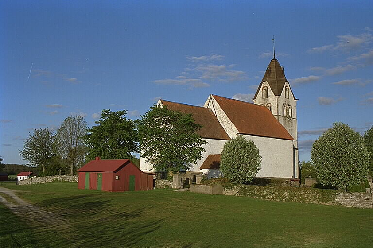 Grötlingbo kyrka med omgivning från nordöst