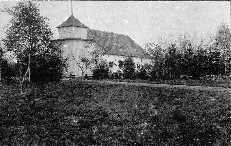 Elleholms kyrka med omgivningar från sydväst