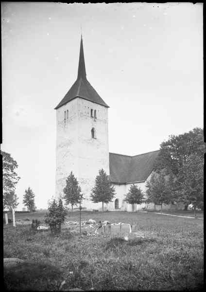 Överselö kyrka från sydväst.