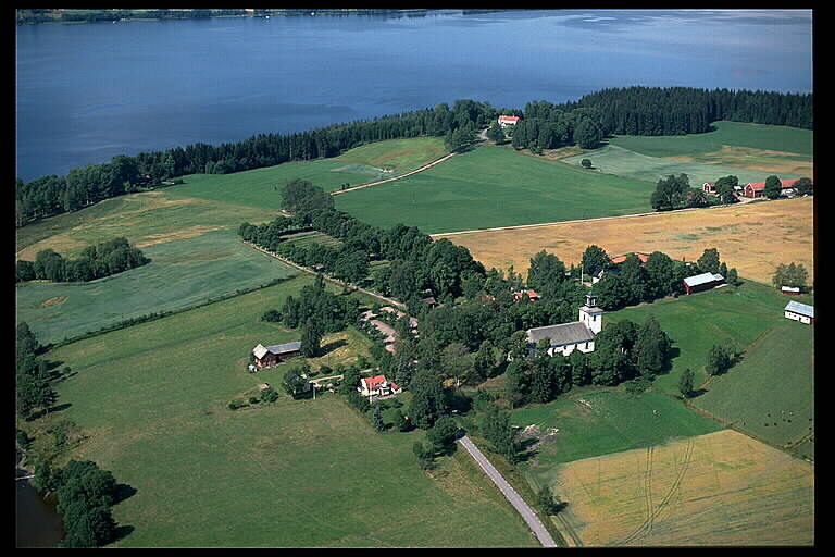 Östra Ämterviks kyrka med omgivningar. Flygbild