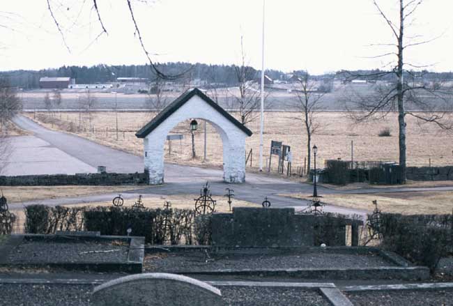 Stigport, kyrkogårdens entré i öster fotograferad från kyrkan.
