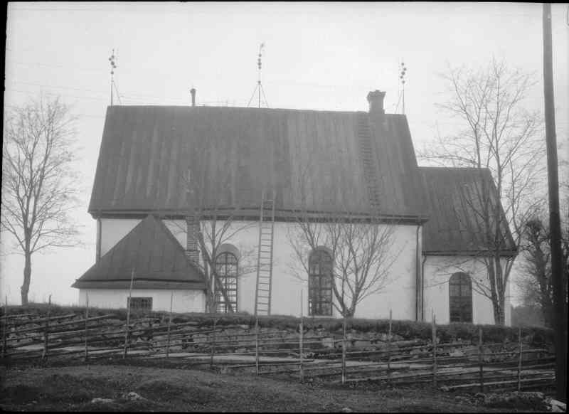 Idenors kyrka från norr.
