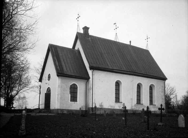 Idenors kyrka från sydväst. 


