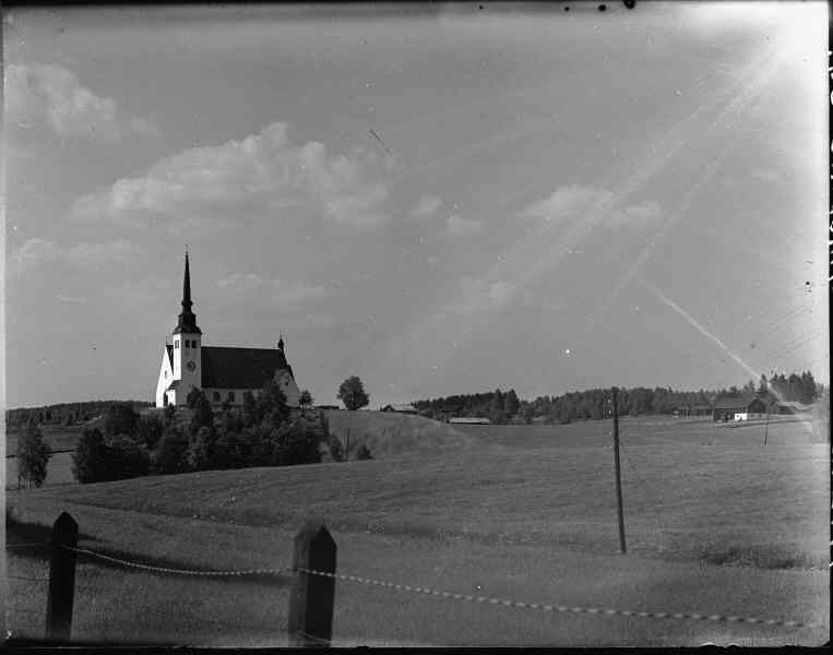 Åmots kyrka med omgivning från sydväst. 