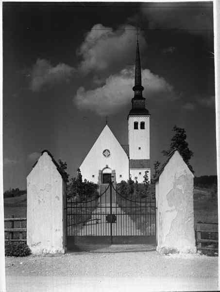 Åmots kyrka från väster.