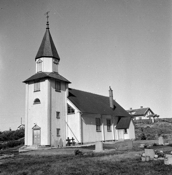 Käringöns kyrka från sydväst.