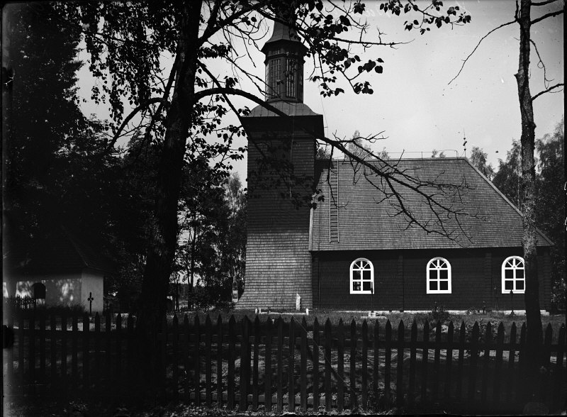 Hosjö kyrka från söder.