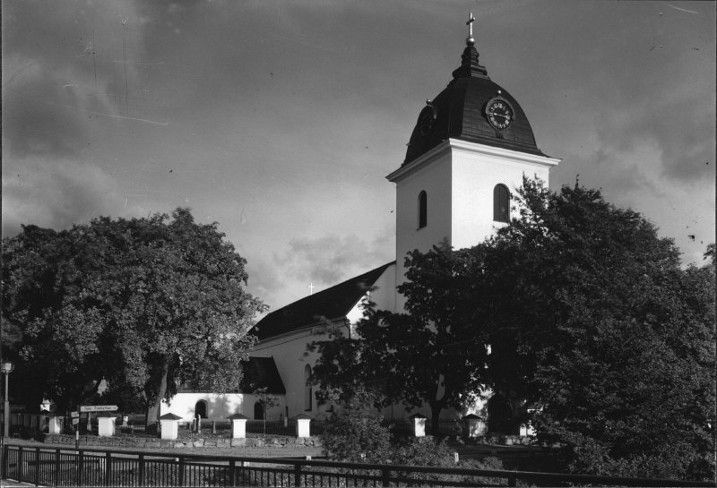 Husby kyrka från nordväst.