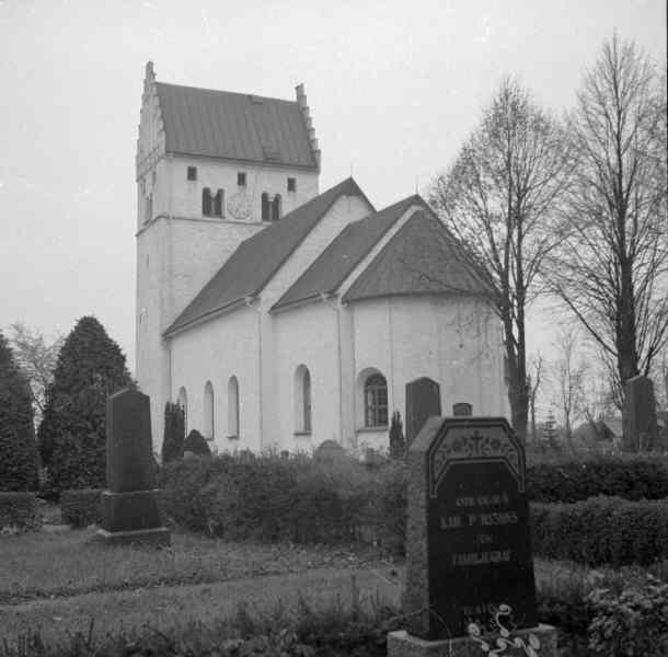 Norra Åsums kyrka mot sydöst