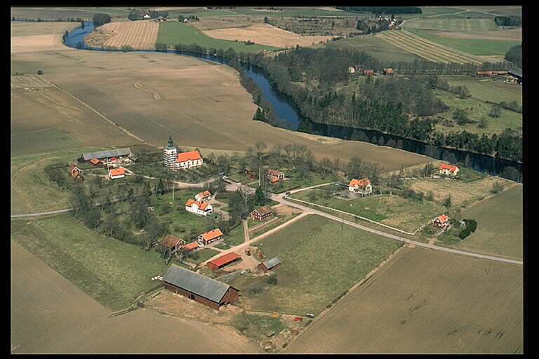 Ledbergs kyrka med omgivningar. Flygfoto


