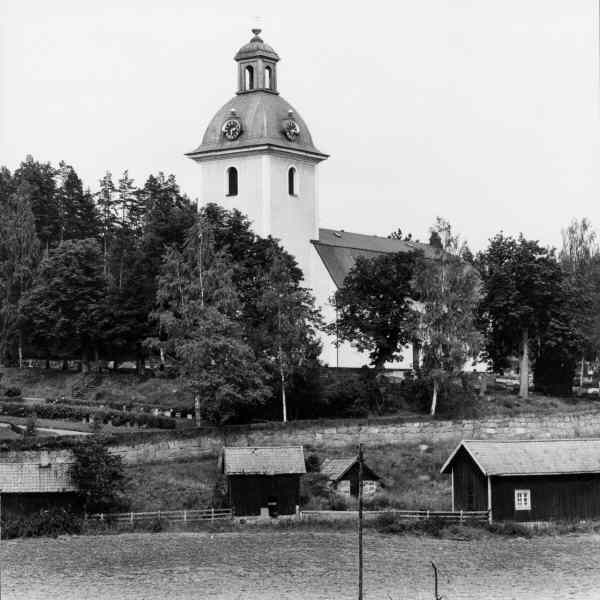 Tryserums kyrka mot sydväst. 
