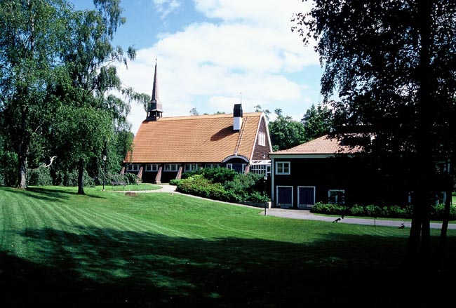 Kyrkan med församlingshemmet i förgrunden. 