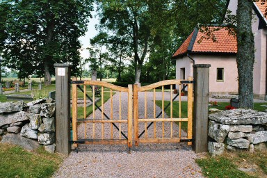 Huvudingången till Ova  kyrkogård. Neg.nr 03/216:05.jpg