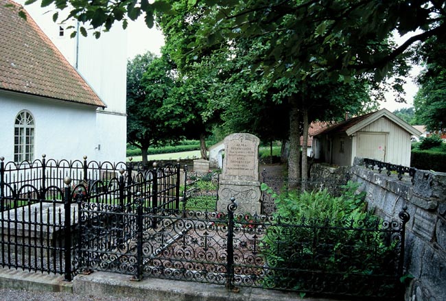 Några äldre gravplatser norr om kyrkan 