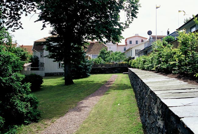 Kyrkogården, som tidigare var platsen för franciskanerkonventet på Marstrand. Kyrkogården är nu anlagd med inpiration av engelska parker. 