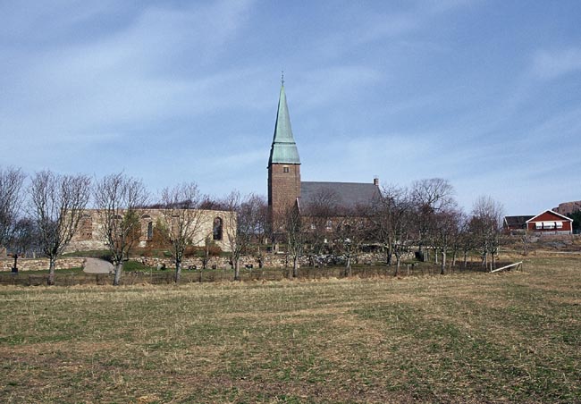 Kyrkomiljön, med den äldre kyrkogården och ruinen närmast, nuvarande kyrkan i mitten med församlingshemmet till höger. 