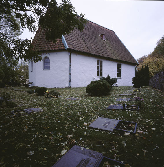 Lundby gamla kyrka. Rester av strävpelarsystemet anas vid sockeln och på norra fasaden. 