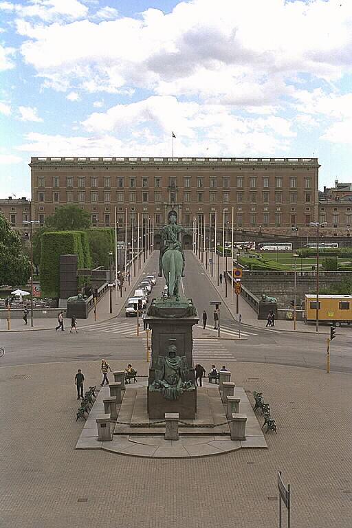 Stockholms slott från Gustav Adolfs torg med Norrbro. 
