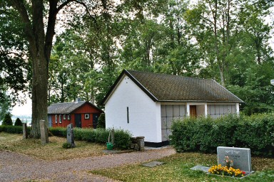 Bårhus och personalbyggnad vid Levene kyrka. Neg.nr. 04/148:07. JPG.