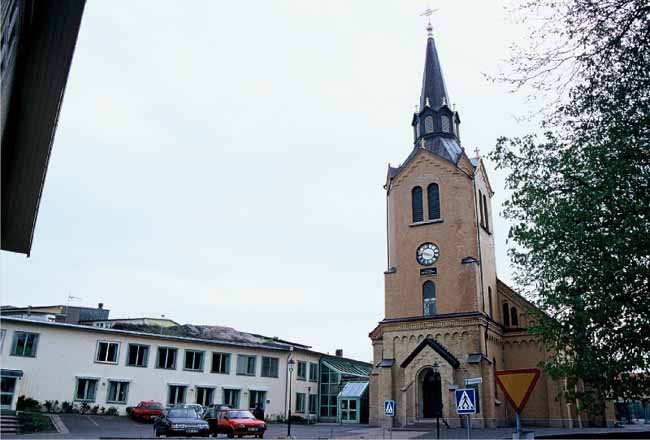 Kyrkan med församlingshemmet till vänster.