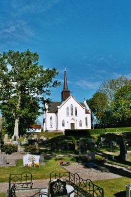 Fyrunga kyrka och kyrkogård från öster. Neg.nr. 04/130:22. JPG.