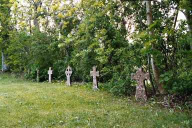 Gravkors från 1600- och 1700-talen på Södra Kedums kyrkogård. Neg.nr. 04/128:23. JPG.