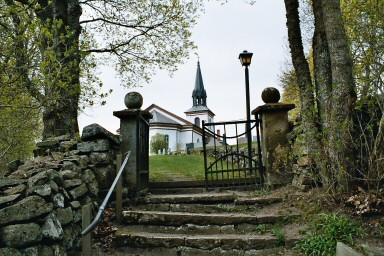 Östra ingången till Larvs kyrkogård. Neg.nr. 04/114:10. JPG.