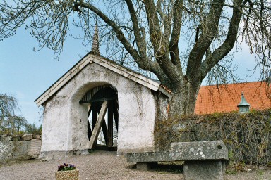 Stiglucka mellan äldre och yngre delen av Laske-Vedums kyrkogård. Neg.nr. 04/119:13. JPG. 