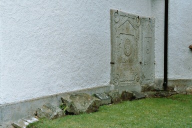 Gravhällar och gotiska fönsteromfattningar vid vapenhus på Valstads kyrka. Neg.nr. 04/199:10. JPG. 