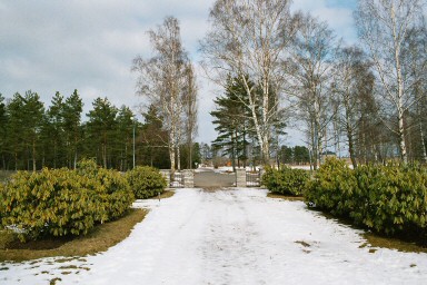 Ingången till Karlsborgs kyrkogård. Neg.nr. 03/253:09. JPG. 