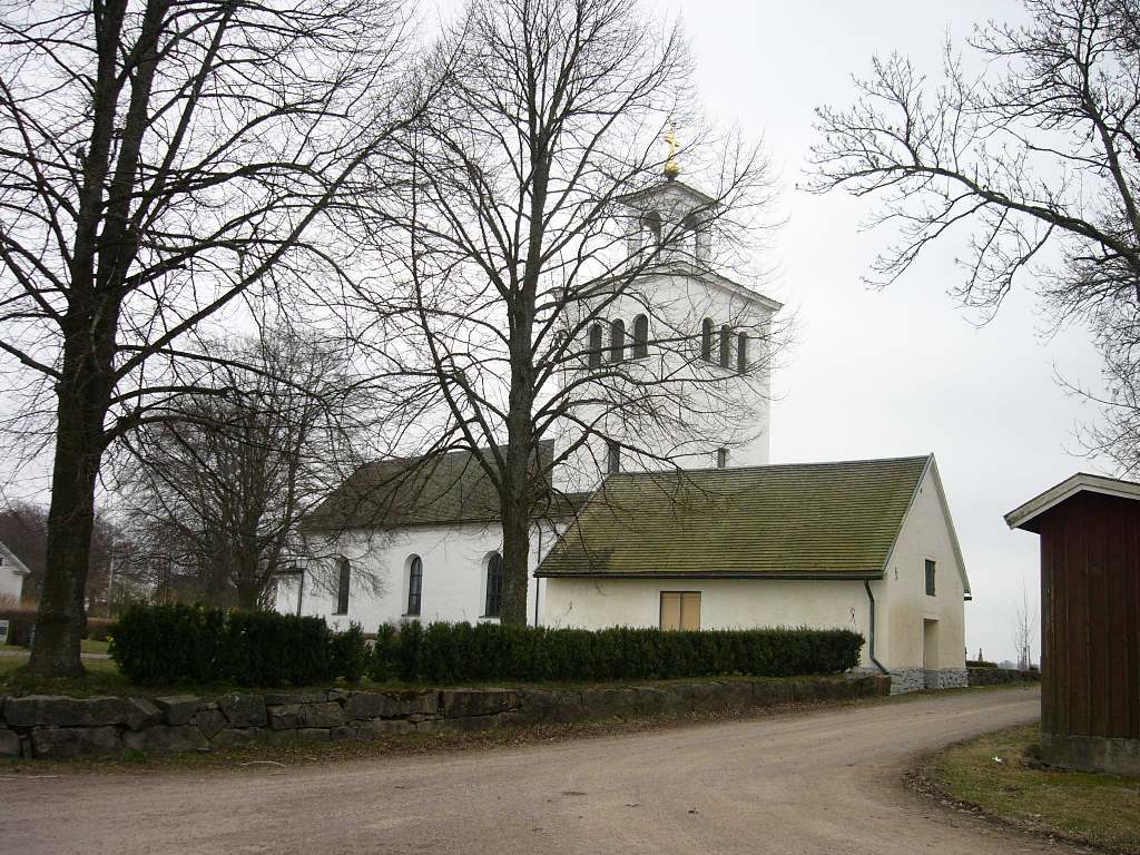 Kyrkan och den f d sockenstugan från nordväst.
