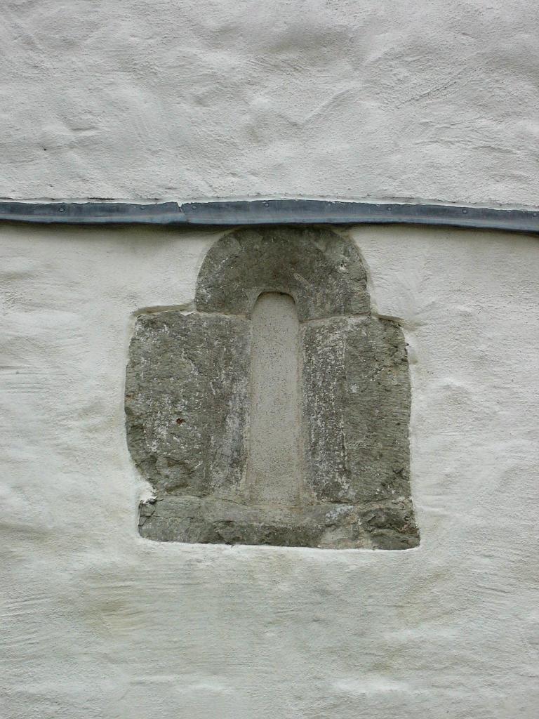 Medeltida fönsteröppning i norra muren.