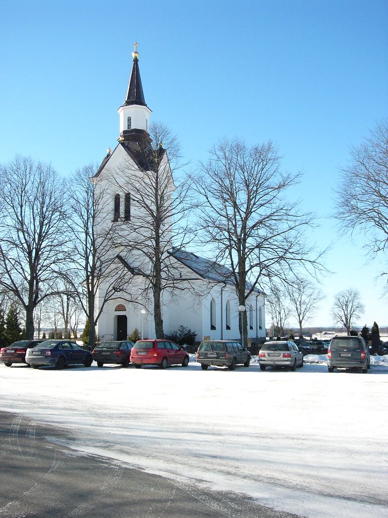 Högby kyrka från öster.