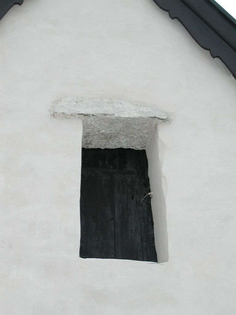 Hagebyhöga kyrka, fönsteröppning på sakristian mot norr.