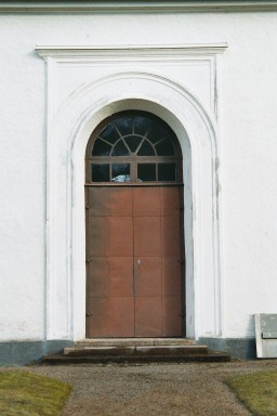 Exteriör av Hemsjö kyrka, södra mittporten. Neg.nr. B961_077:23. JPG. 
