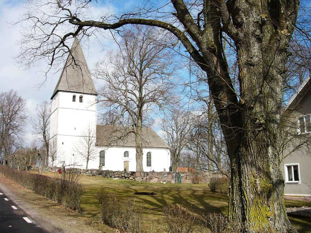 Bjälbo kyrka med f d skolan från sydväst.