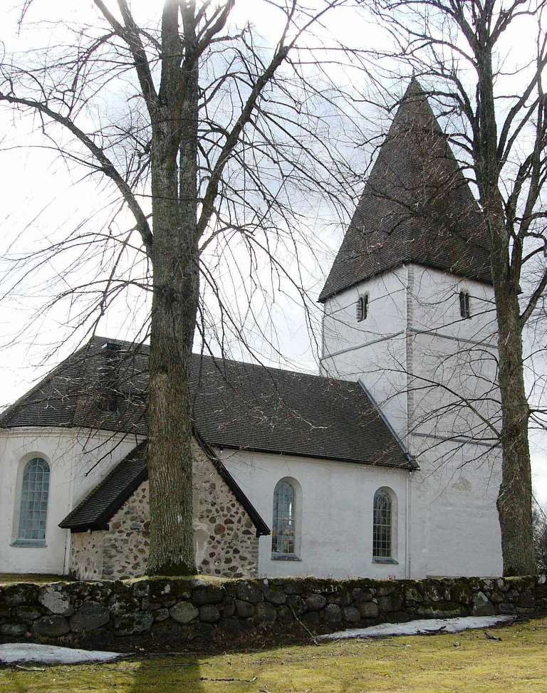 Bjälbo kyrka från nordöst.