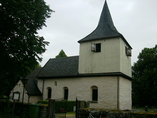 Väversunda kyrka från nordväst.