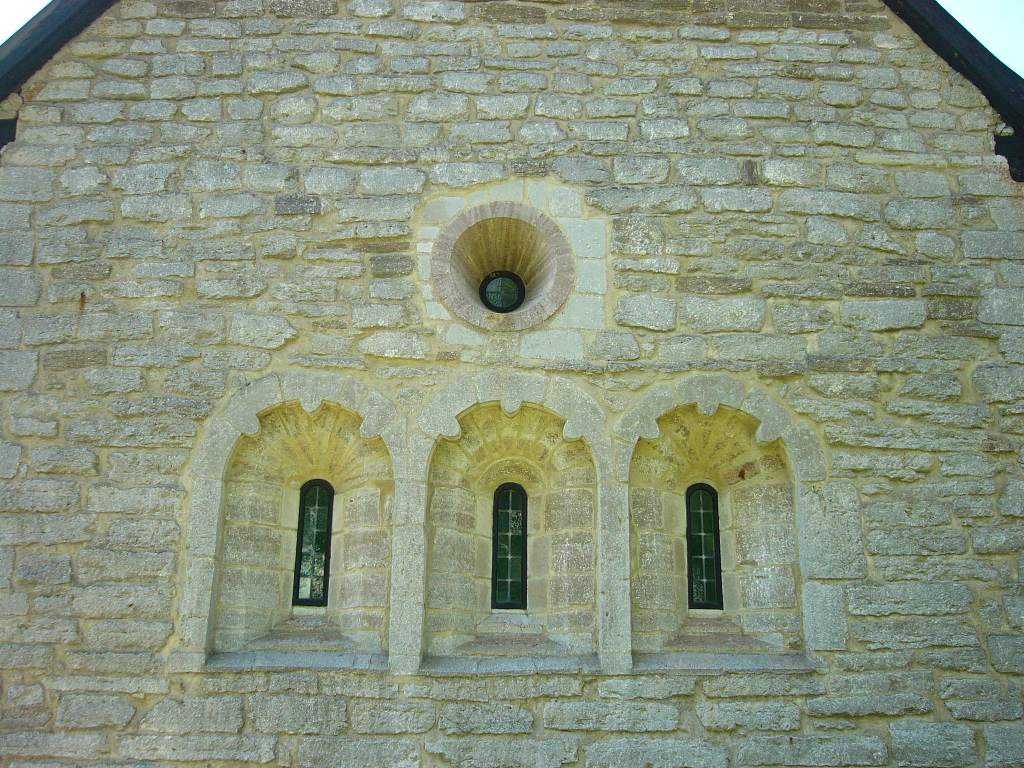 Örberga kyrka, korets fönstergrupp, öster.