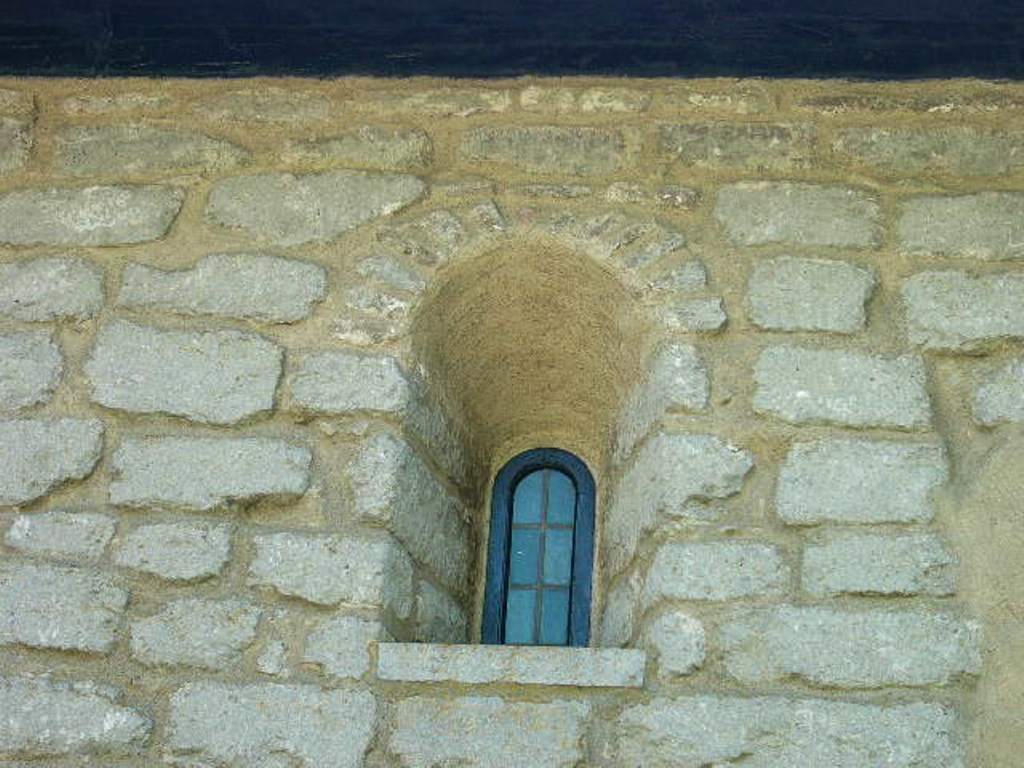 Örberga kyrka, medeltida fönsteröppning på norra sidan.