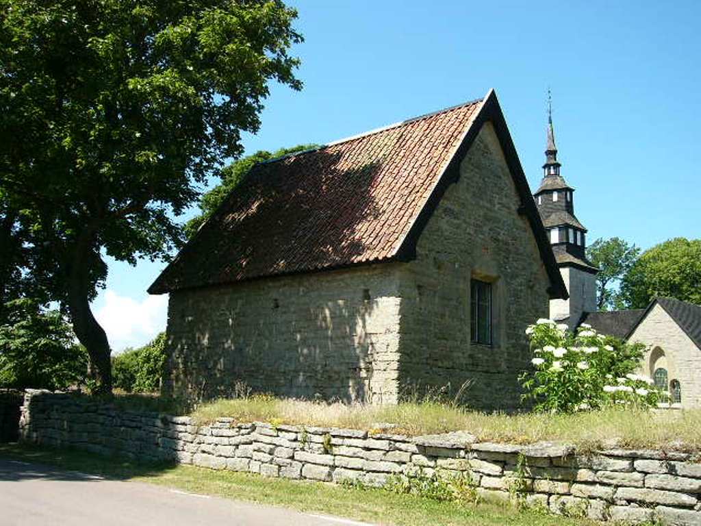 Örberga kyrka, tiondeboden från sydöst.