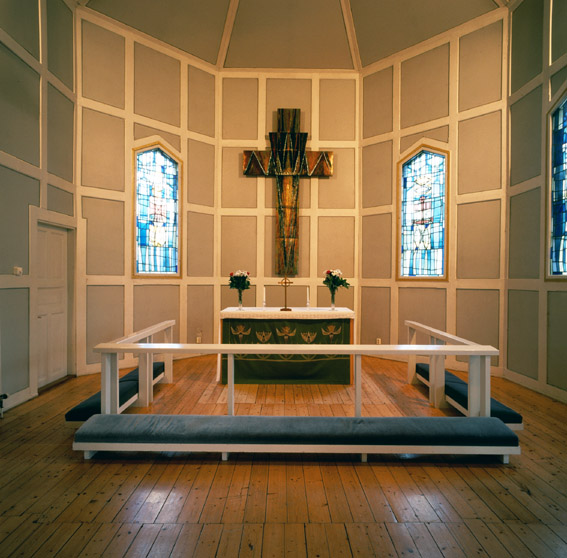 De emaljerade korset tillverkades av Elisabeth Söderberg-Weixlgärtner 1962, korfönstren med motivet "Treenigheten" är formgivna av Gunnar Larsson 1962.