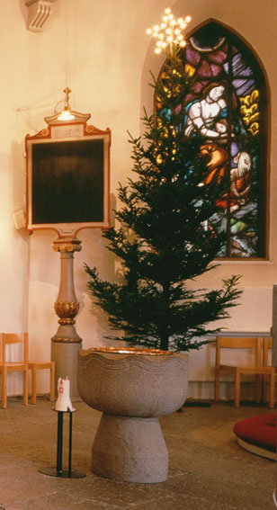 Dopfunten är tillverkad 1912. Nummertavlorna (två stycken) är tillverkade på 1800-talet. De har tidigare stått i Domkyrkan och kom till Askims kyrka år 1916.