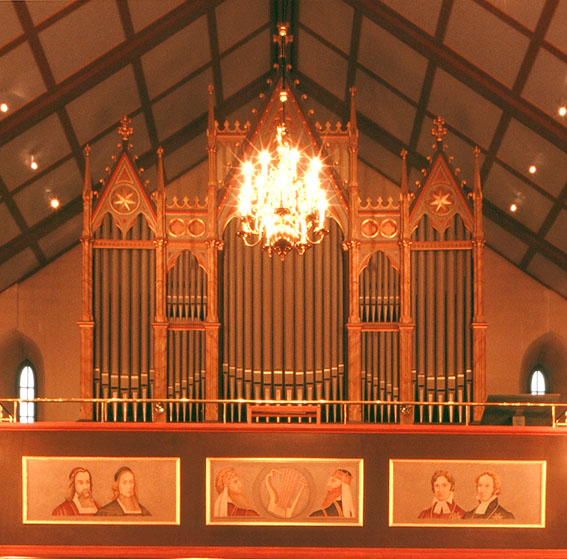 Den nygotiska orgelfasaden är sannolikt jämngammal med kyrkan. Orgelverket är från 1954 och byggdes av Olof Hammarberg, Göteborg.