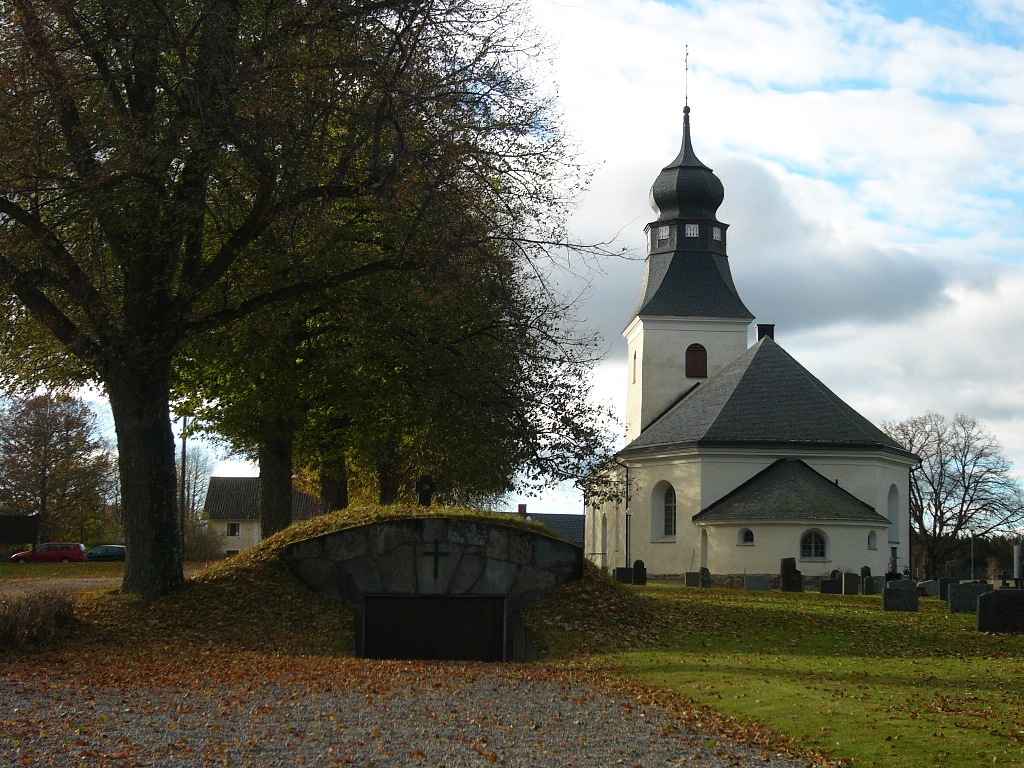 Regna kyrka och bisättningskällare från öster.