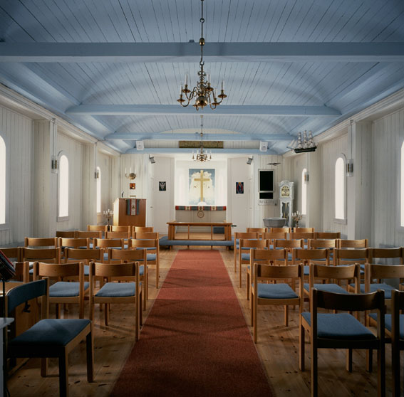 Långhuset mot koret. Kyrkan är en av de minsta i Göteborgs kommun.