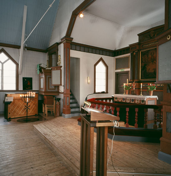 Koret. Predikstolen nås via en inbyggd trappa från koret.