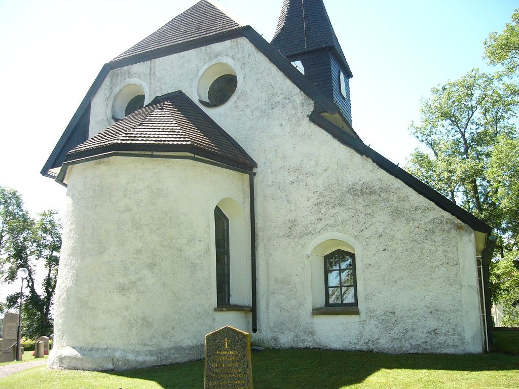 Nässja kyrka från öster.